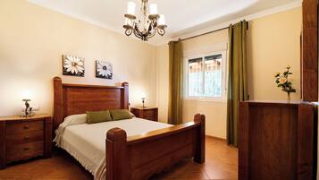 4 bedrooms, iron/ironing board, WiFi, bed sheets