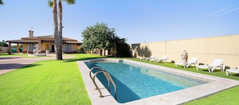 Casa vacanze 'Villa Juani' con piscina, giardino, terrazza e Wi-Fi