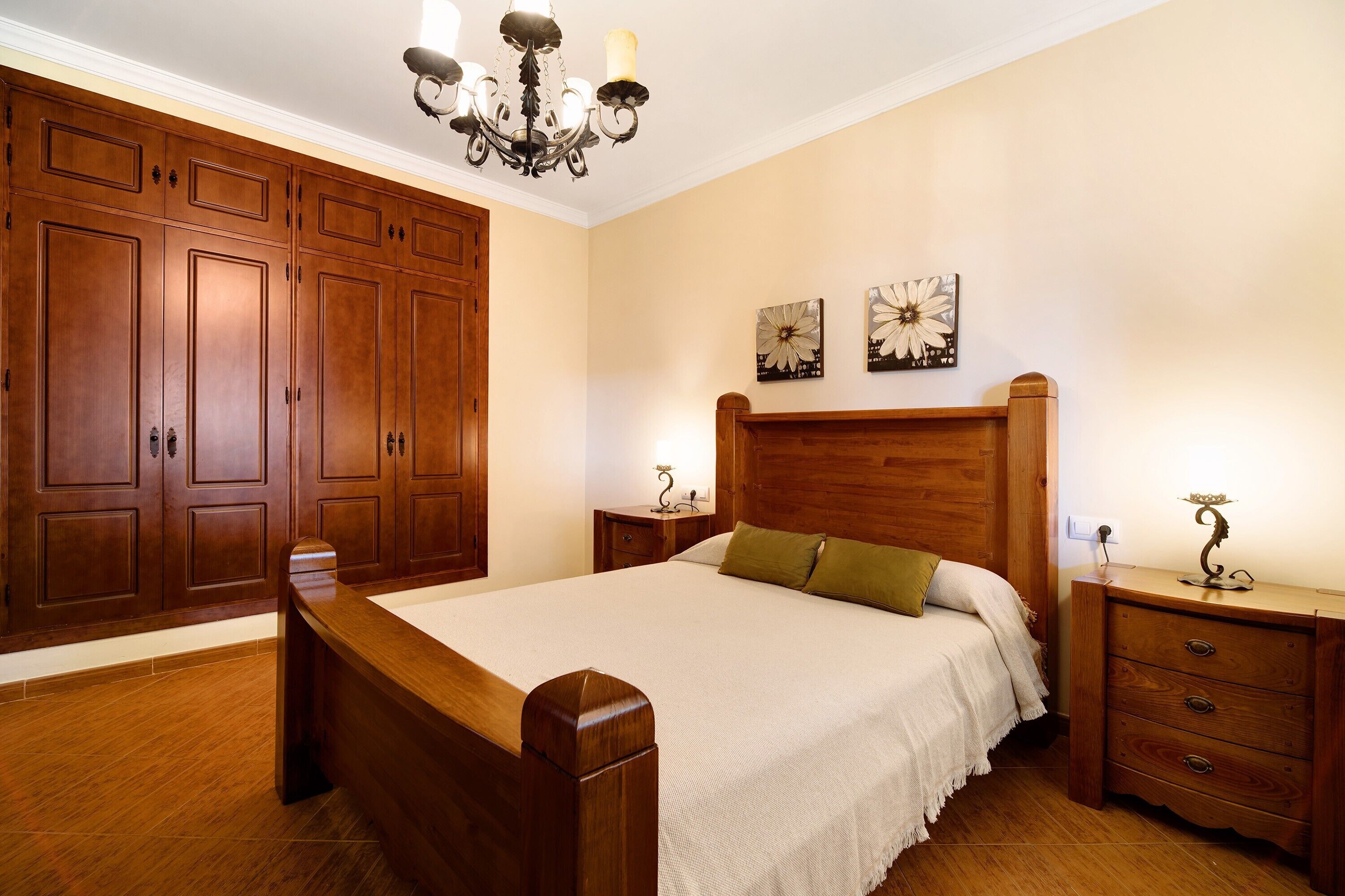 4 slaapkamers, een strijkplank/strijkijzer, wifi, beddengoed