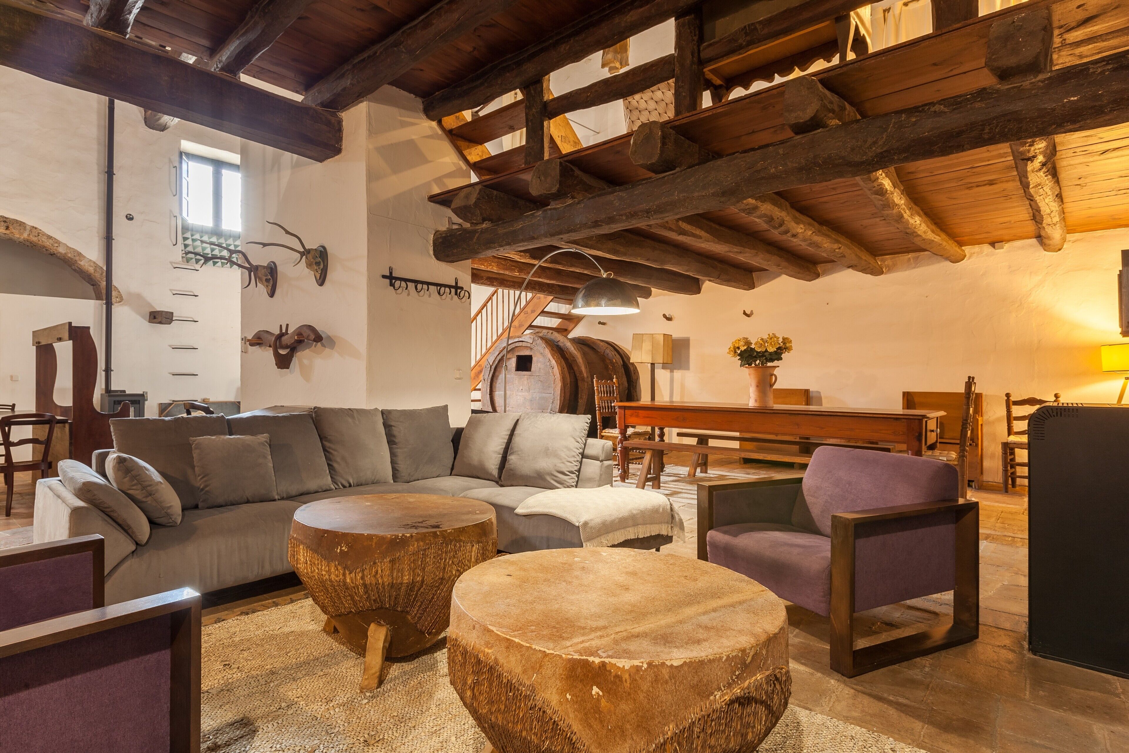 Een televisie en een open haard