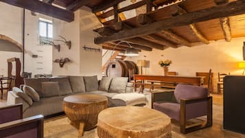 Een televisie en een open haard