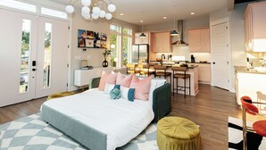 Maison Design | Aire de séjour | Téléviseur à écran plat de 45 po avec télévision numérique