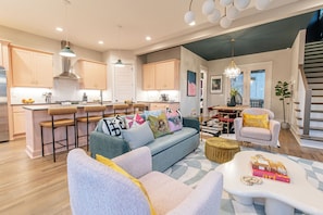 Nhà có thiết kế đặc sắc | Khu phòng khách | TV màn hình phẳng 45-inch có truyền hình kỹ thuật số