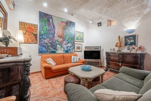 Een televisie, een open haard en een stereo