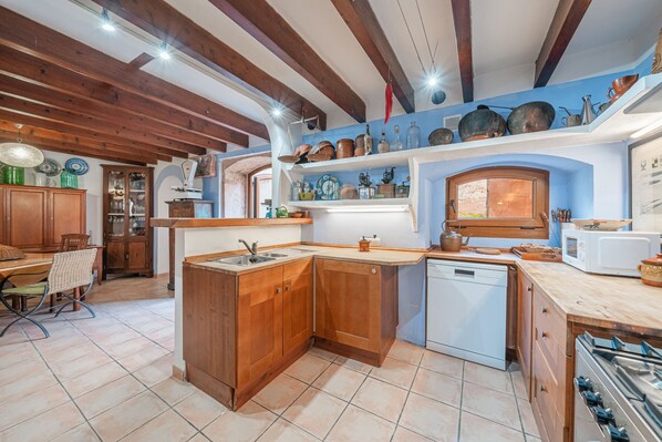 ثلاجة، ميكروويف، فرن، موقد طهي مسطح