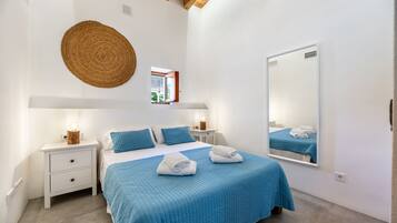 3 bedrooms, iron/ironing board, free WiFi, bed sheets