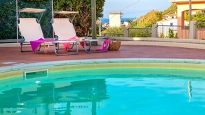 Una piscina amb gandules i zona coberta.