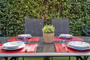 Outdoor dining - Apartment 'Gio's' with Shared Pool, Private Garden and Air Conditioning (Lu Bagnu)