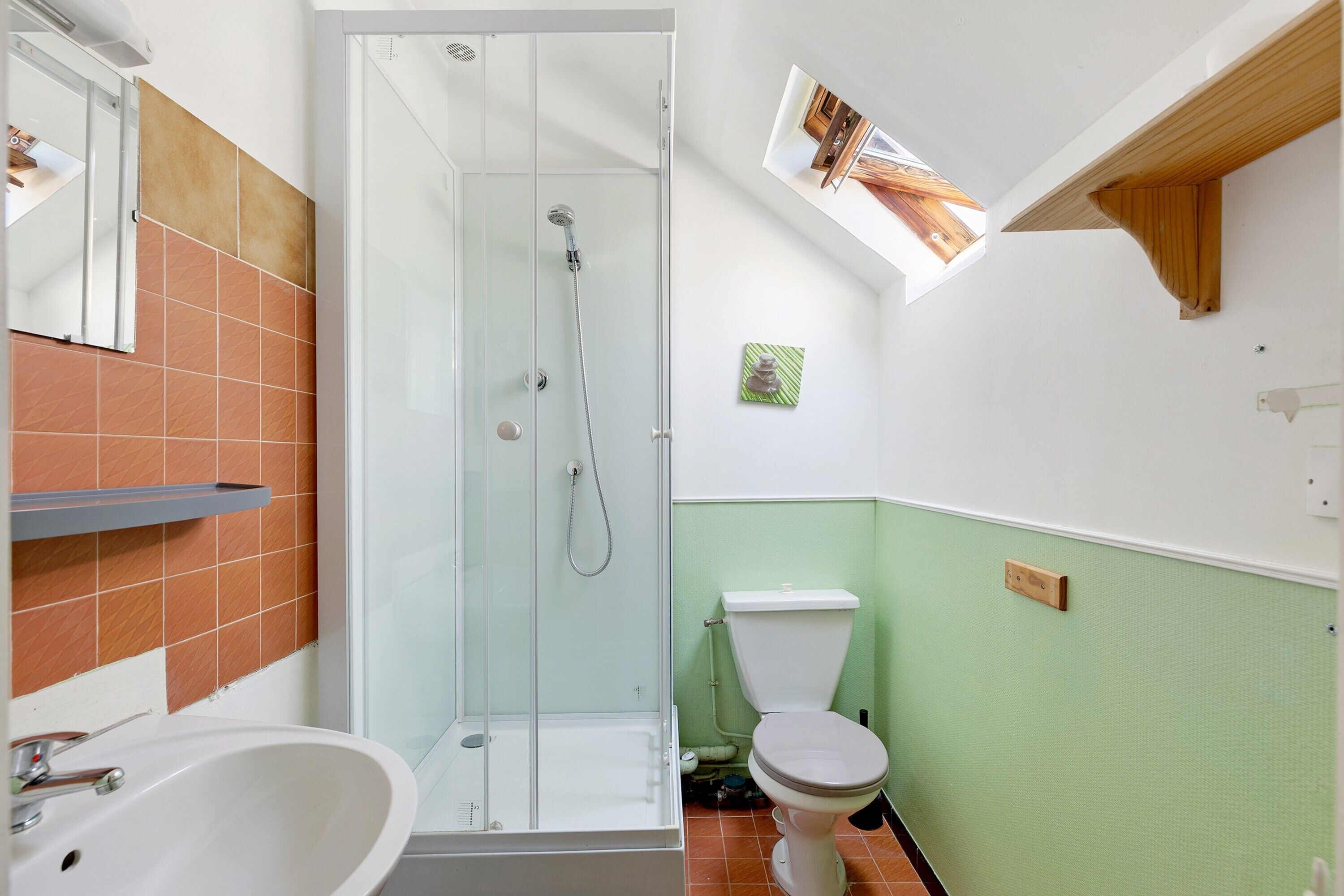Een douche, een haardroger, handdoeken