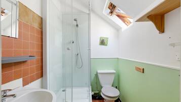 Een douche, een haardroger, handdoeken