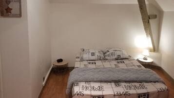 Een strijkplank/strijkijzer, gratis wifi, beddengoed