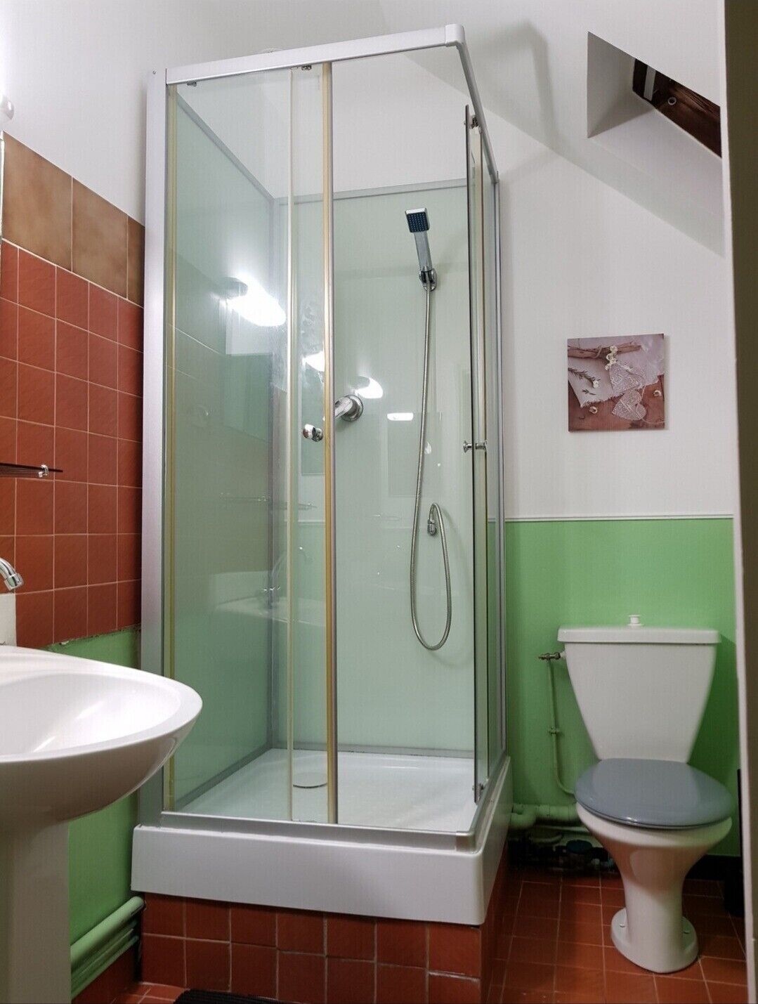 Douche, sèche-cheveux, serviettes fournies