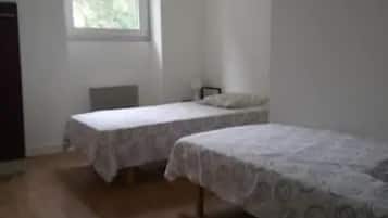 2 habitaciones, tabla de planchar con plancha y wifi gratis