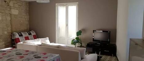 Televisión, reproductor de DVD y estéreo