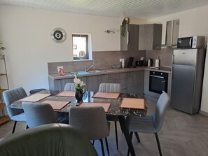 Fridge, microwave, oven, stovetop - Vacation Home "Maurer" with Private Terrace, Shared Garden & Wi-Fi (Aschbach)