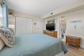 2 slaapkamers, een bureau, een strijkplank/strijkijzer, gratis wifi