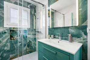 Badewanne, Haartrockner, Handtücher