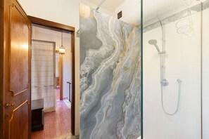 Shower, hair dryer, towels - Villa "Pratolina" with Private Terrace, Balcony & Wi-Fi (Savona)