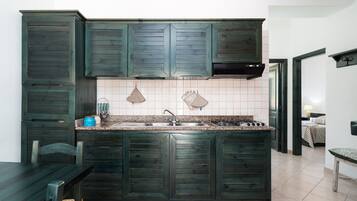 Frigorífico, microondas, placa de cocina y cafetera o tetera