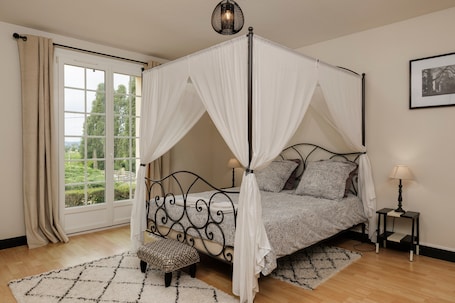 5 bedrooms, iron/ironing board, free WiFi, bed sheets. Vacation Home "Le Domaine De Vert-Bois" with 2 Private Terraces & Wi-Fi
