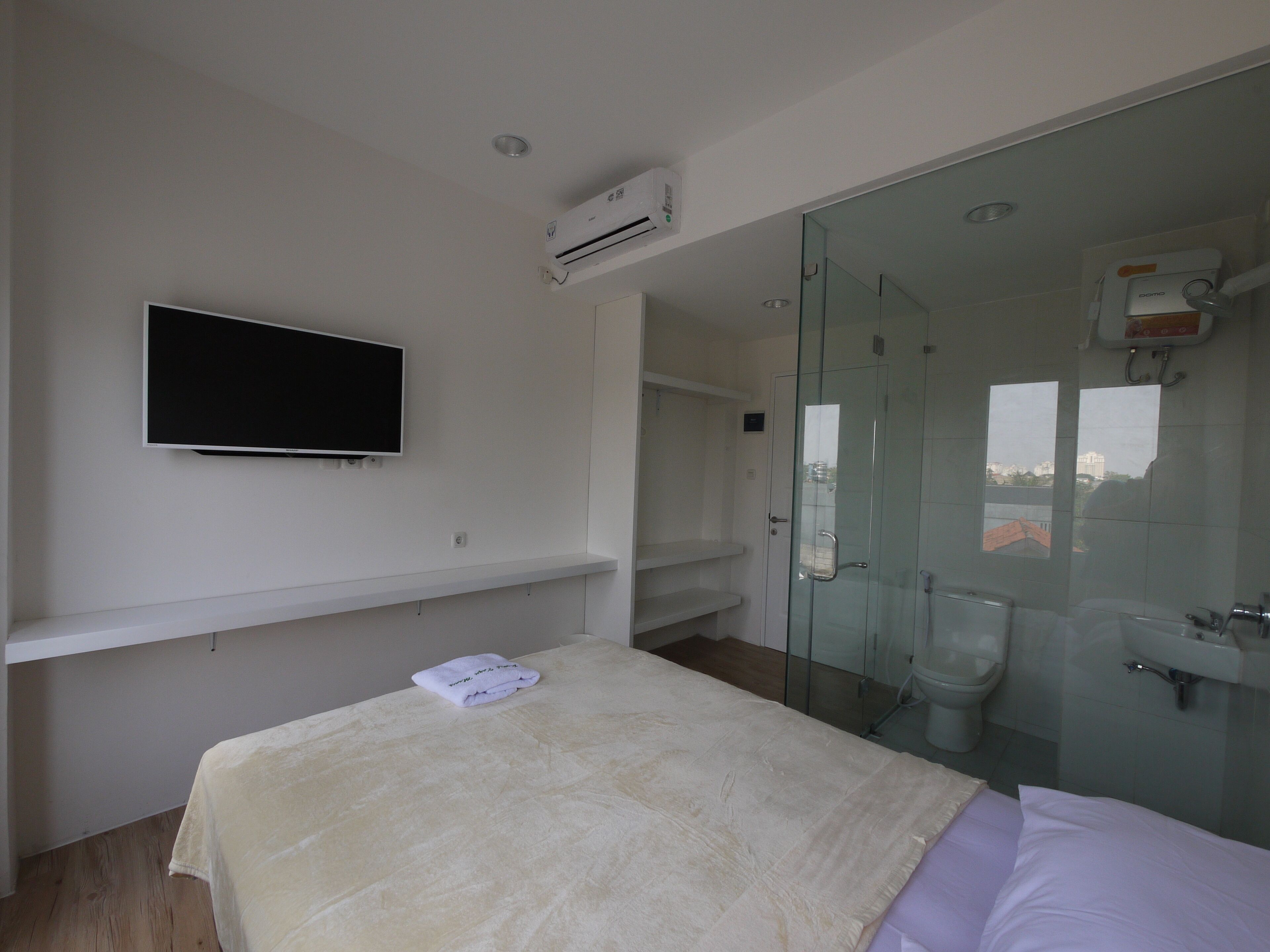 Desk, laptop workspace, free WiFi, bed sheets