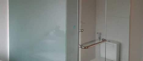 Basic-Doppelzimmer | Badezimmer | Dusche, Regendusche, Handtücher
