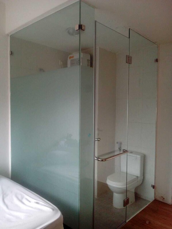 Basic Double Room | Bathroom | Shower, rainfall showerhead, towels - Rumah Kayu Manis Bintaro (Jakarta)