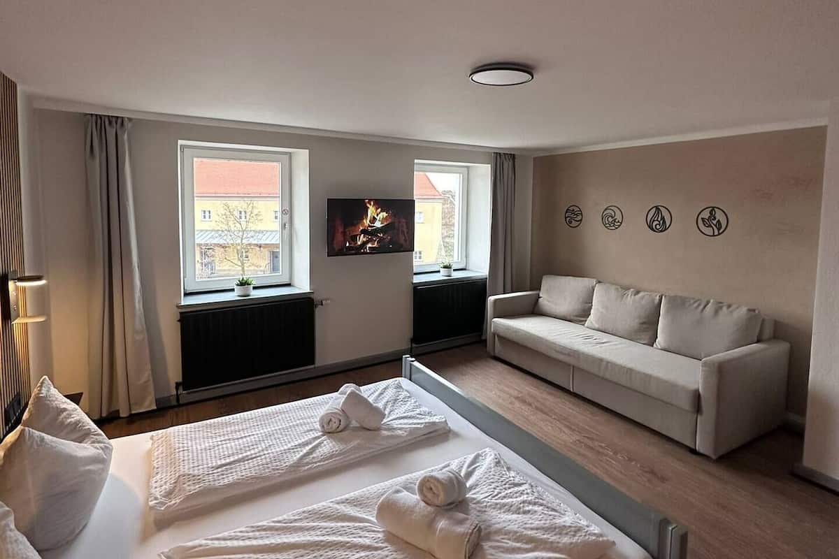 Classic Room | Living area | Flat-screen TV