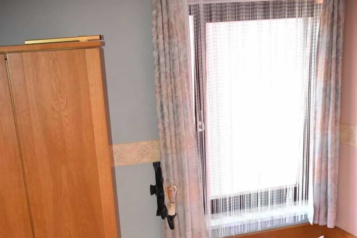 1 habitación, espacio para trabajar con laptop y insonorización