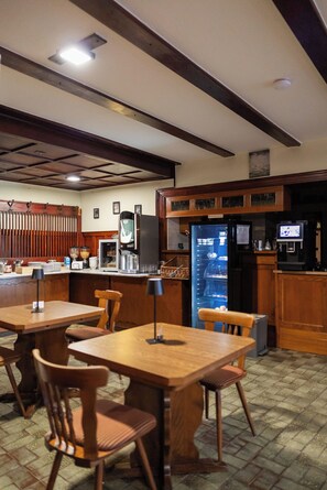 Free daily self-serve breakfast - Gasthof zum goldenen Schiff (Marktbreit)