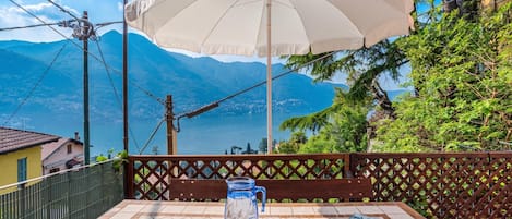 Honeymoon Apartment, 1 Bedroom, 2 Bathrooms, Mountainside (Terrazzo di Moltrasio) | Outdoor dining