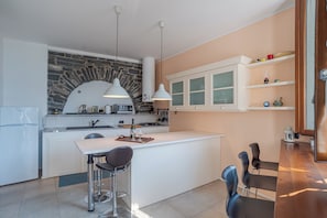 Refrigerador, microondas, placa de cocina, cafetera/tetera