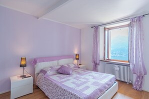 Apartamento de luna de miel, 1 habitación, 2 baños, junto a la montaña (Casa Valleggia) | 1 dormitorio, tabla de planchar con plancha, wifi y ropa de cama