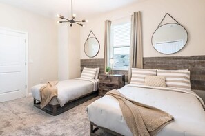 3 bedrooms, iron/ironing board, travel cot, WiFi - Chic & Spacious Condo for the best vacations (Davenport)