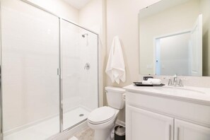 Badewanne, Haartrockner, Handtücher