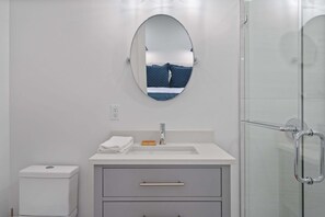 Shower, hair dryer, towels - Modern 2BR Cabin near Highlands · Secluded Wooded Setting (Highlands)