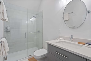 Douche, sĂšche-cheveux, serviettes fournies
