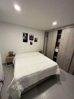 3 habitaciones, tabla de planchar con plancha, wifi y ropa de cama 