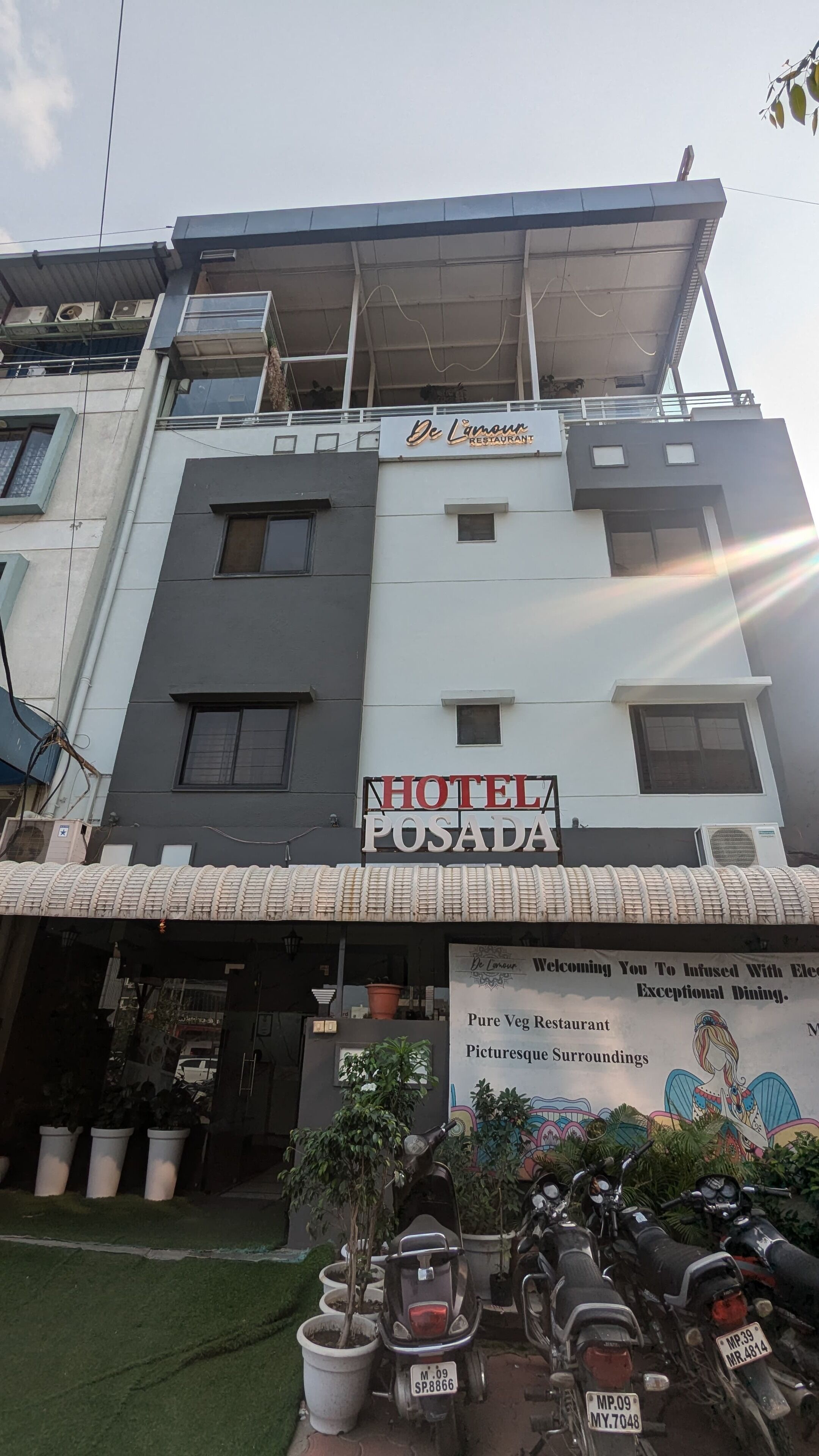 Hotel Posada, con un letrero que indica que es un restaurante vegetariano y ofrece un entorno pintoresco.
