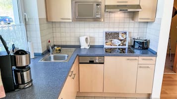 Kühlschrank, Mikrowelle, Geschirrspüler, Toaster