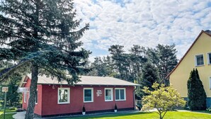 A red building with three windows and a small tree in front. - Vacation home Maria by Interhome (Zinnowitz)