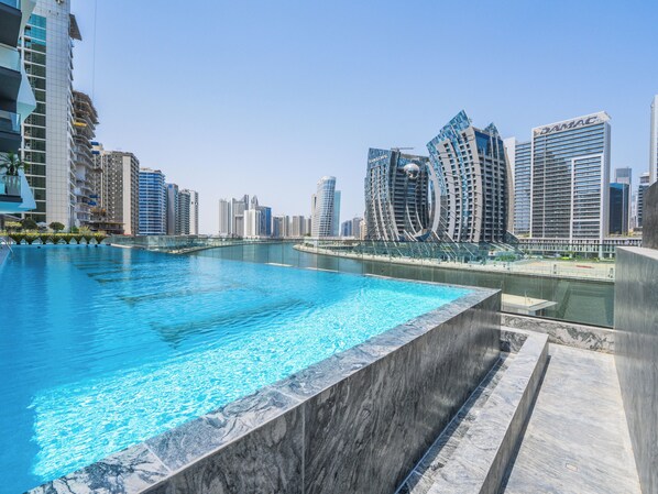 Una piscina al aire libre