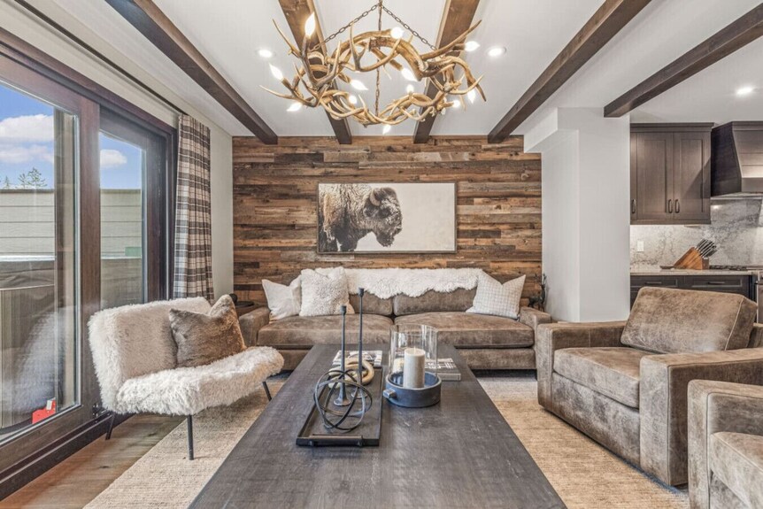 Luxury Townhome | Private Hot Tub & Fire Table - Alberta