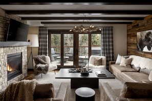 Smart TV, chimenea y libros