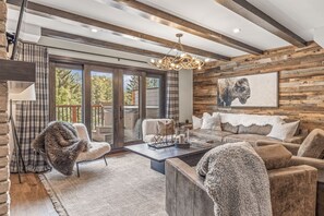 Smart TV, fireplace - Luxury Townhome | Private Hot Tub & Fire Table (Canmore)