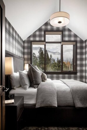 4 bedrooms, desk, iron/ironing board, travel crib - Luxury Townhome | Private Hot Tub & Fire Table (Canmore)