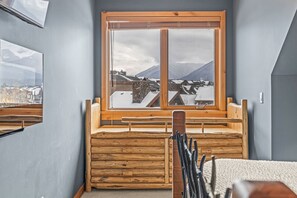 Interior - Three Sisters Views | Penthouse (Canmore)