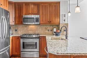 Fridge, microwave, oven, stovetop - Three Sisters Views | Penthouse (Canmore)