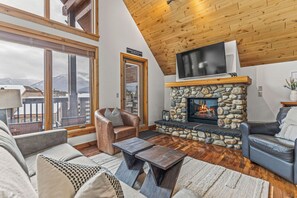 Smart TV, fireplace - Three Sisters Views | Penthouse (Canmore)