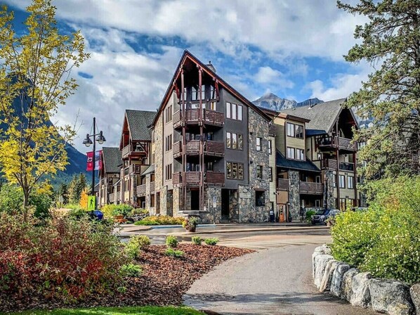 Exterior - Three Sisters Views | Penthouse (Canmore)